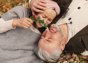 maximize retirement income with an immediate annuity - retired couple image